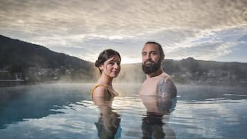 Inomhuspool och utomhuspool