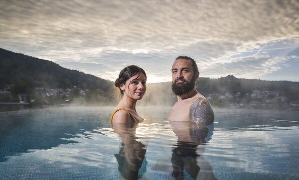 Inomhuspool och utomhuspool