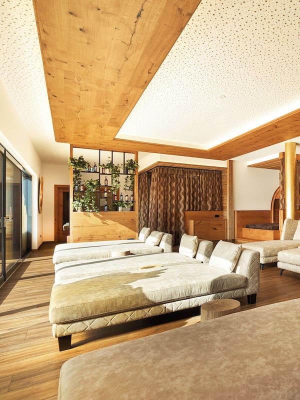 Couples treatment room(s), sauna, hot tub, steam room, body treatments