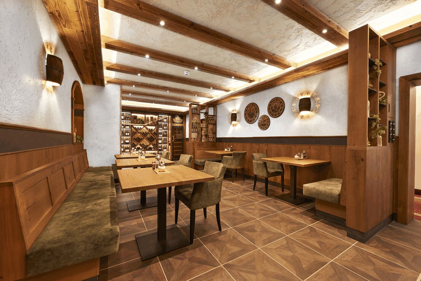Um restaurante com cabines de madeira, mesas e uma parede com pratos decorativos.
