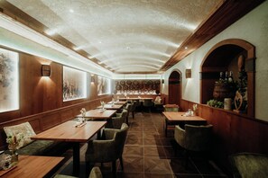 2 restaurants; breakfast, lunch and dinner served 