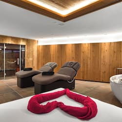 Salas de tratamiento para parejas, un sauna, una bañera de hidromasaje