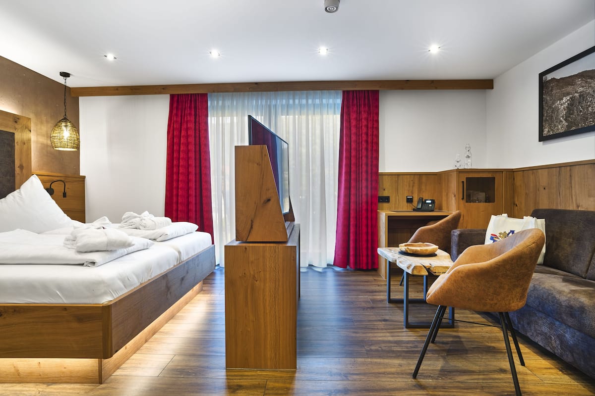 Comfort Room | Living area | Flat-screen TV