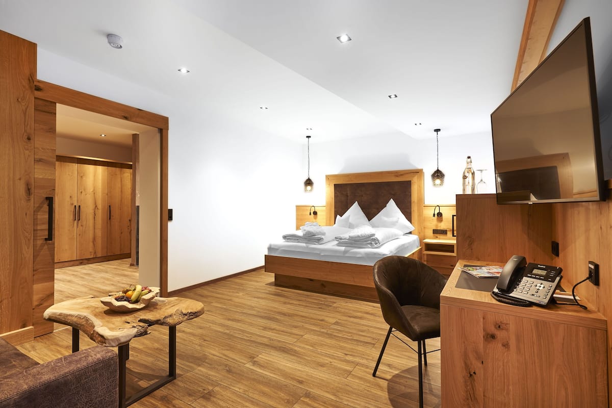 1 bedroom, premium bedding, minibar, in-room safe