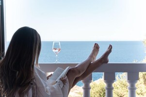 Junior Suite | Premium bedding, minibar, in-room safe, blackout drapes