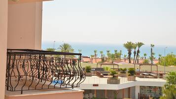 Quarto standard, vista para o mar | Terraço/pátio