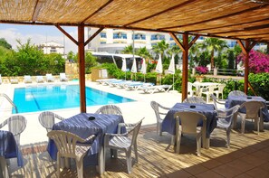 Frokost, lunsj og middag serveres, utsikt mot bassenget