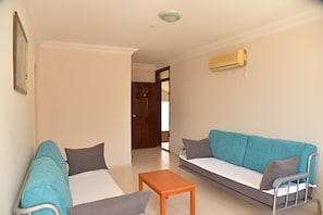 Habitación estándar | Zona de estar | Una televisión