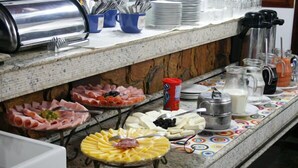 Ein reichhaltiges Buffet mit verschiedenen Speisen und Besteck.