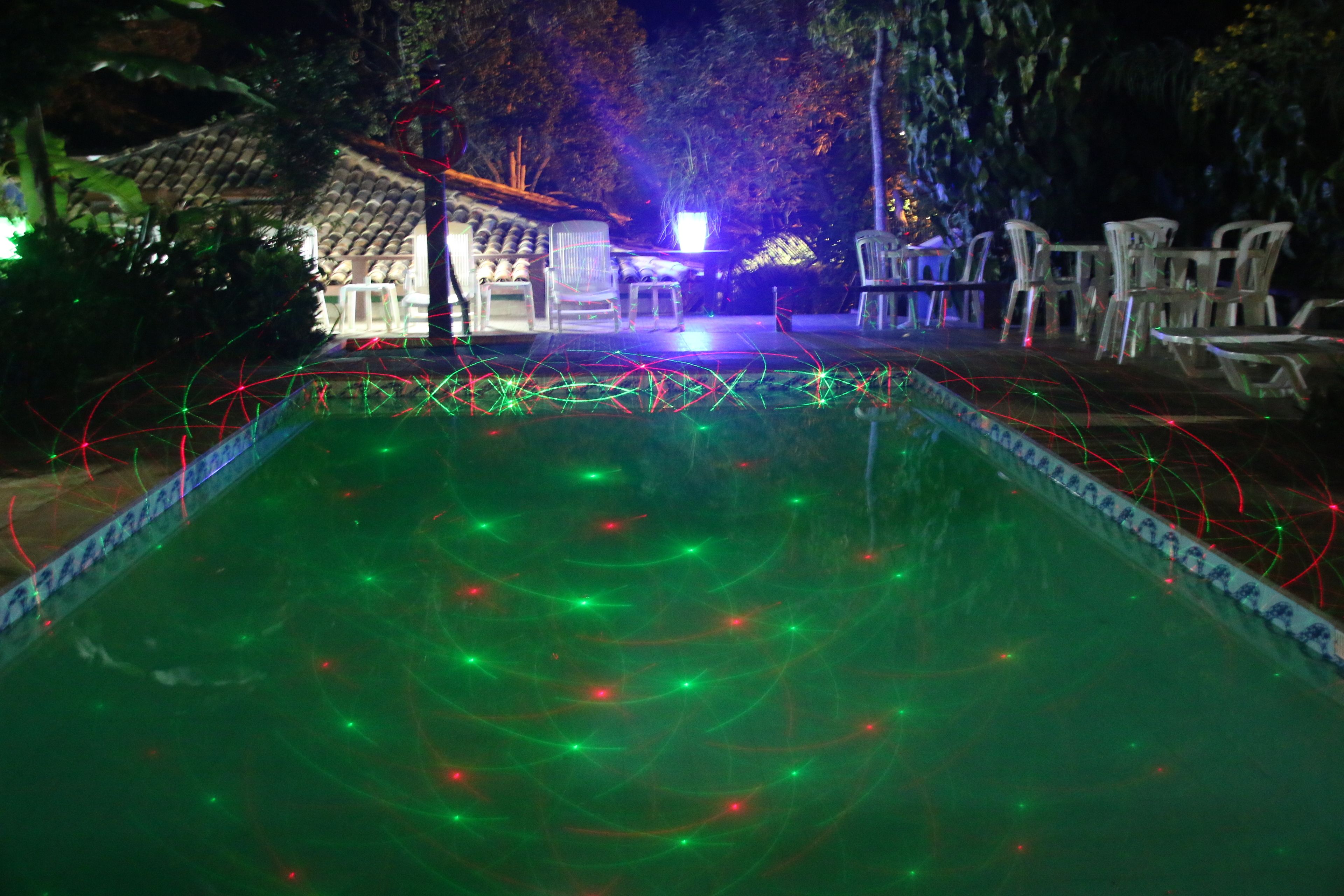 حمّام سباحة خارجي، مظلات على حمّام السباحة، مقاعد للتشمس