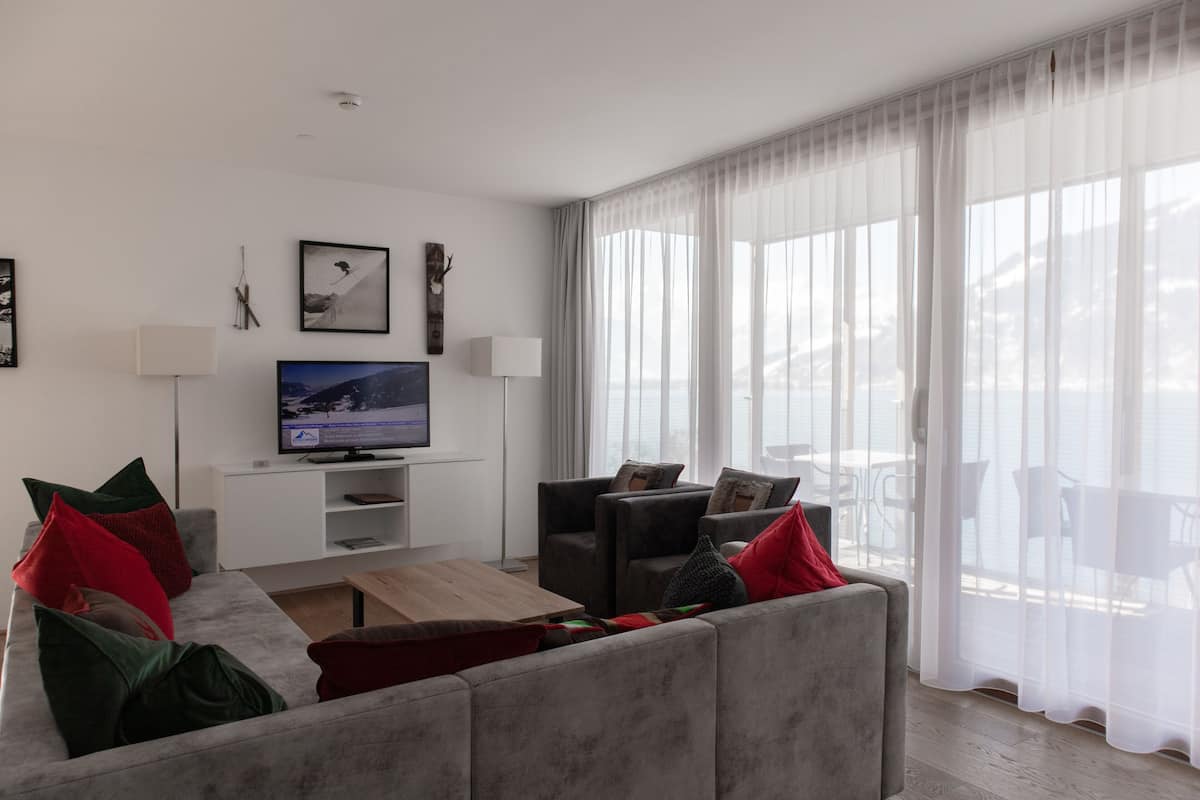 Appartement, 3 chambres, vue lac (BV5.4 / Excl. 215 EUR cleaning fee) | Coin séjour | Télévision à écran plat de 32 pouces avec chaßnes par cùble, télévision