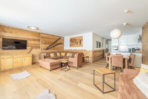 Deluxe appartement, 2 slaapkamers (BV2.2 / Excl. 163 EUR cleaning fee) | Luxe beddengoed, een kluis op de kamer, verduisterende gordijnen