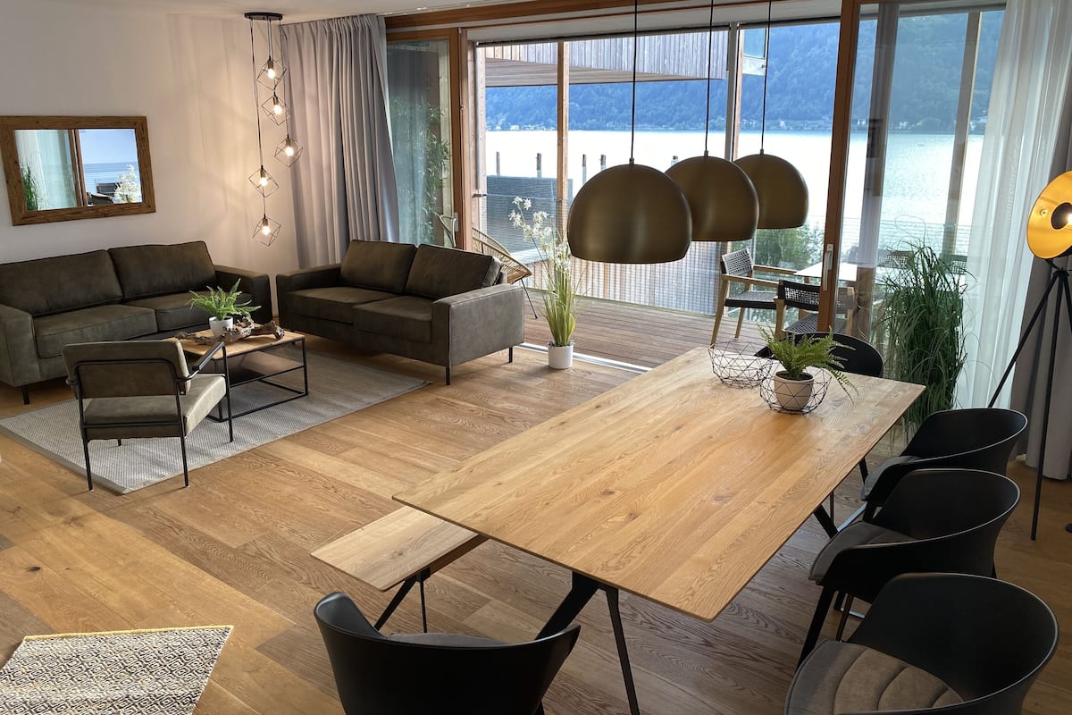 Departamento Deluxe, 3 habitaciones (BV4.1 / Excl. 215 EUR cleaning fee) | Ćrea de sala de estar | Televisión de pantalla plana de 32 pulgadas con canales por cable