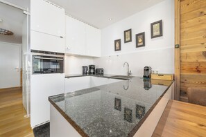 Deluxe Apartment, 2 Bedrooms (BV2.2 / Excl. 163 EUR cleaning fee) | Private kitchen | Fridge, microwave, stovetop, dishwasher - Residence Bellevue by Alpin Rentals - incl Summercard (Zell am See)