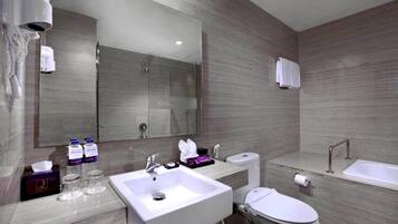 ห้องสวีท | ห้องน้ำ | ฝักบัว, ของใช้ในห้องน้ำฟรี, ไดร์เป่าผม, เสื้อคลุมอาบน้ำ