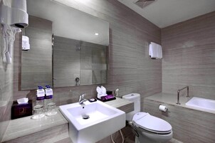 Suite | Bathroom | Shower, free toiletries, hair dryer, bathrobes