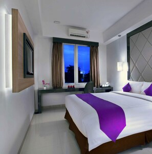 Minibar, in-room safe, desk, blackout curtains - Quest Hotel Balikpapan by ASTON (Balikpapan)