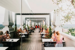 Bar (on property) - Dear Hotel Madrid (Madrid)