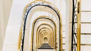 A grand, arched staircase with a series of descending steps leading to a higher floor. - Dear Hotel Madrid (Madrid)
