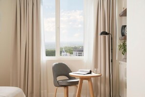 Deluxe Room with Terrace | Egyptian cotton sheets, premium bedding, down duvets, memory-foam beds - Dear Hotel Madrid (Madrid)