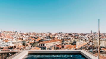 Piscina a l'aire lliure (horari: 10:00-17:00) i gandules