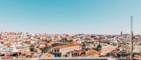 Piscina all'aperto, con ingresso dalle 10:00 alle 17:00, lettini