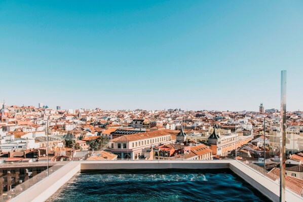 Ulkouima-allas avoinna 10.00–17.00, aurinkotuoleja