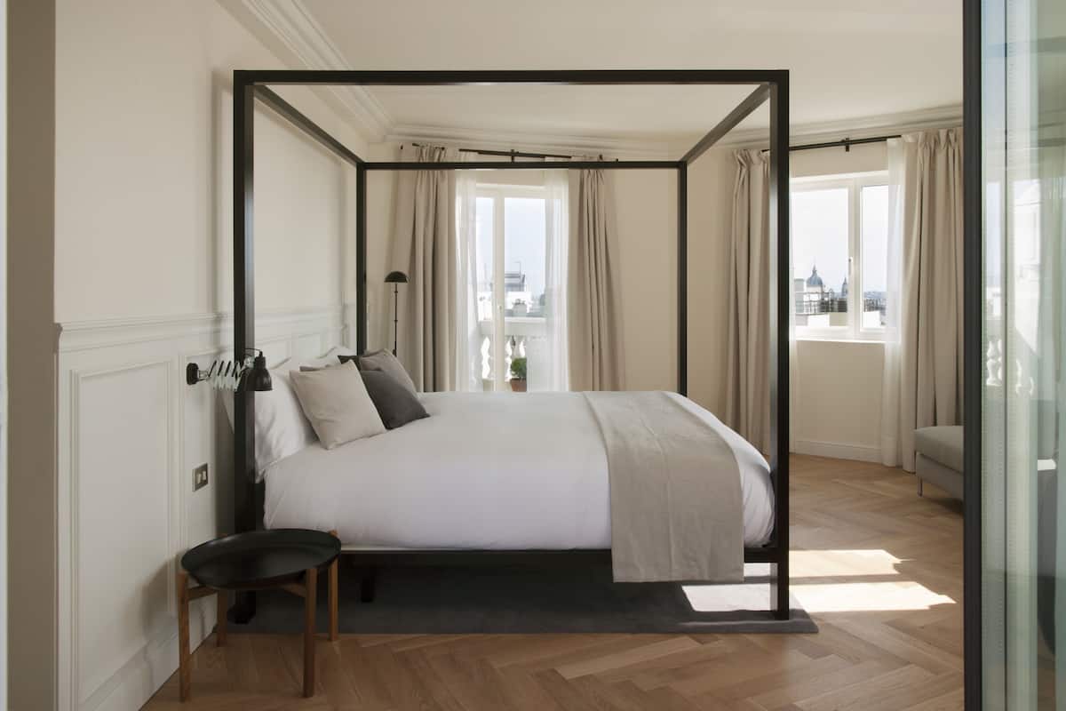 Luxury-Suite, Stadtblick (High floor) | Bettwäsche aus ägyptischer Baumwolle, hochwertige Bettwaren