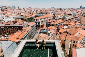 Outdoor pool, open 10:00 AM to 5:00 PM, sun loungers - Dear Hotel Madrid (Madrid)