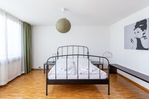 Apartment, 1 Bedroom | Free cribs/infant beds, rollaway beds, free WiFi