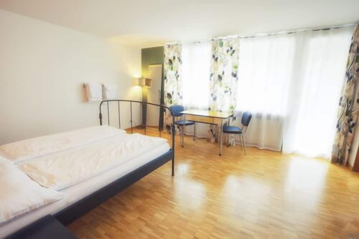 Dubbelrum - delat badrum (Balcony) | Gratis barnsängar, extrasängar och gratis wi-fi