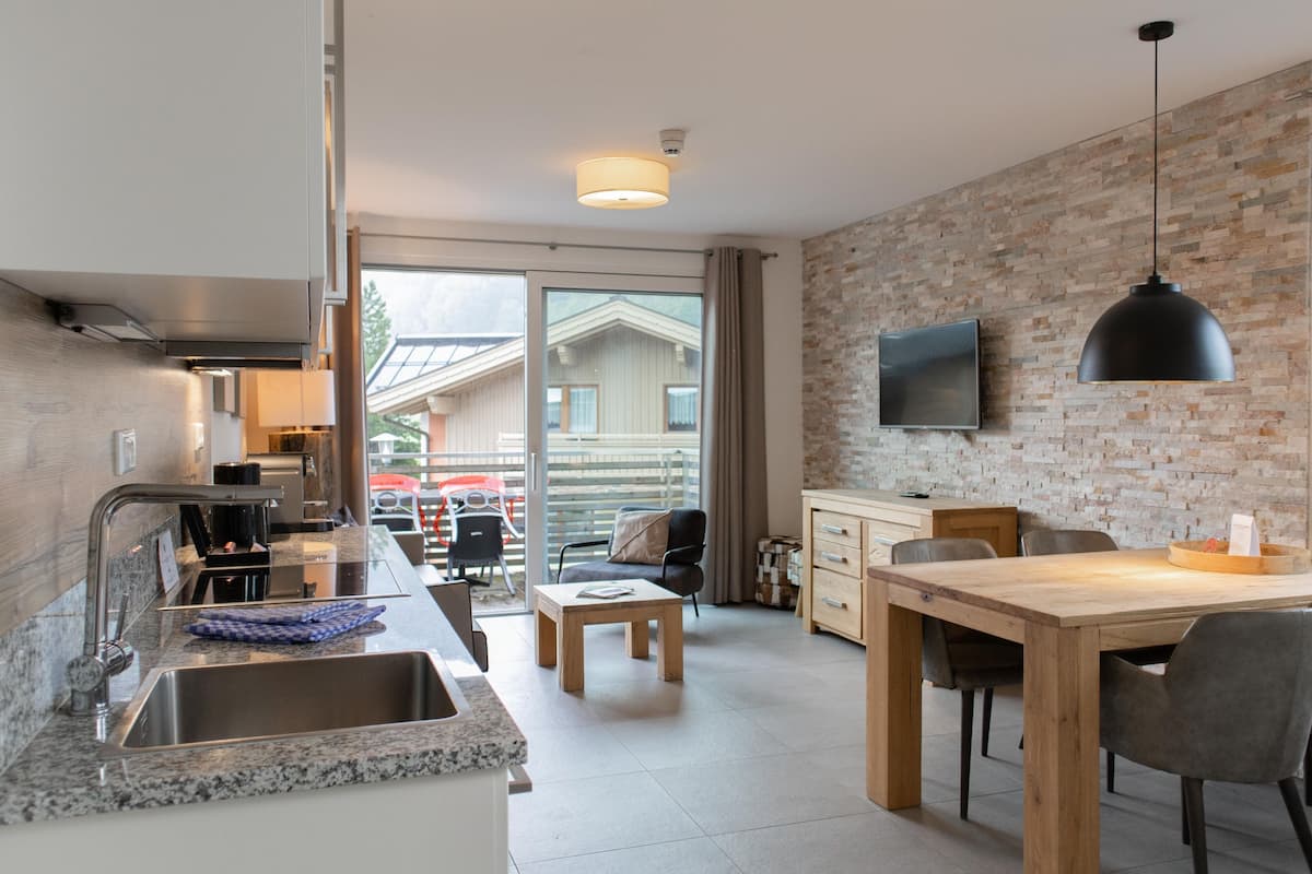 Appartement, 1 slaapkamer, balkon (Excl. 113 EUR cleaning fee) | Woonruimte | Een flatscreentelevisie