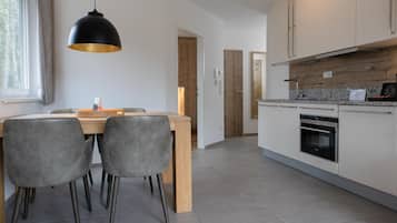 Apartamento, 1 quarto, sacada (Excl. 113 EUR cleaning fee) | Opções para refeição no quarto