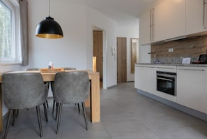 Apartemen, 1 kamar tidur, balkon (Excl. 113 EUR cleaning fee) | Makan di kamar