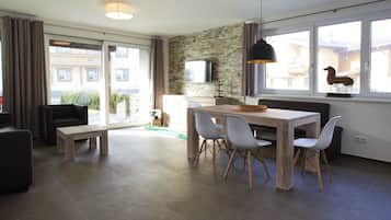 Apartment, 1 Schlafzimmer, 2 Bäder (Excl. 113 EUR cleaning fee) | Wohnbereich | Flachbildfernseher