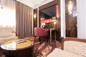 Junior-Suite | Minibar, Zimmersafe, Schreibtisch, Verdunkelungsvorhänge