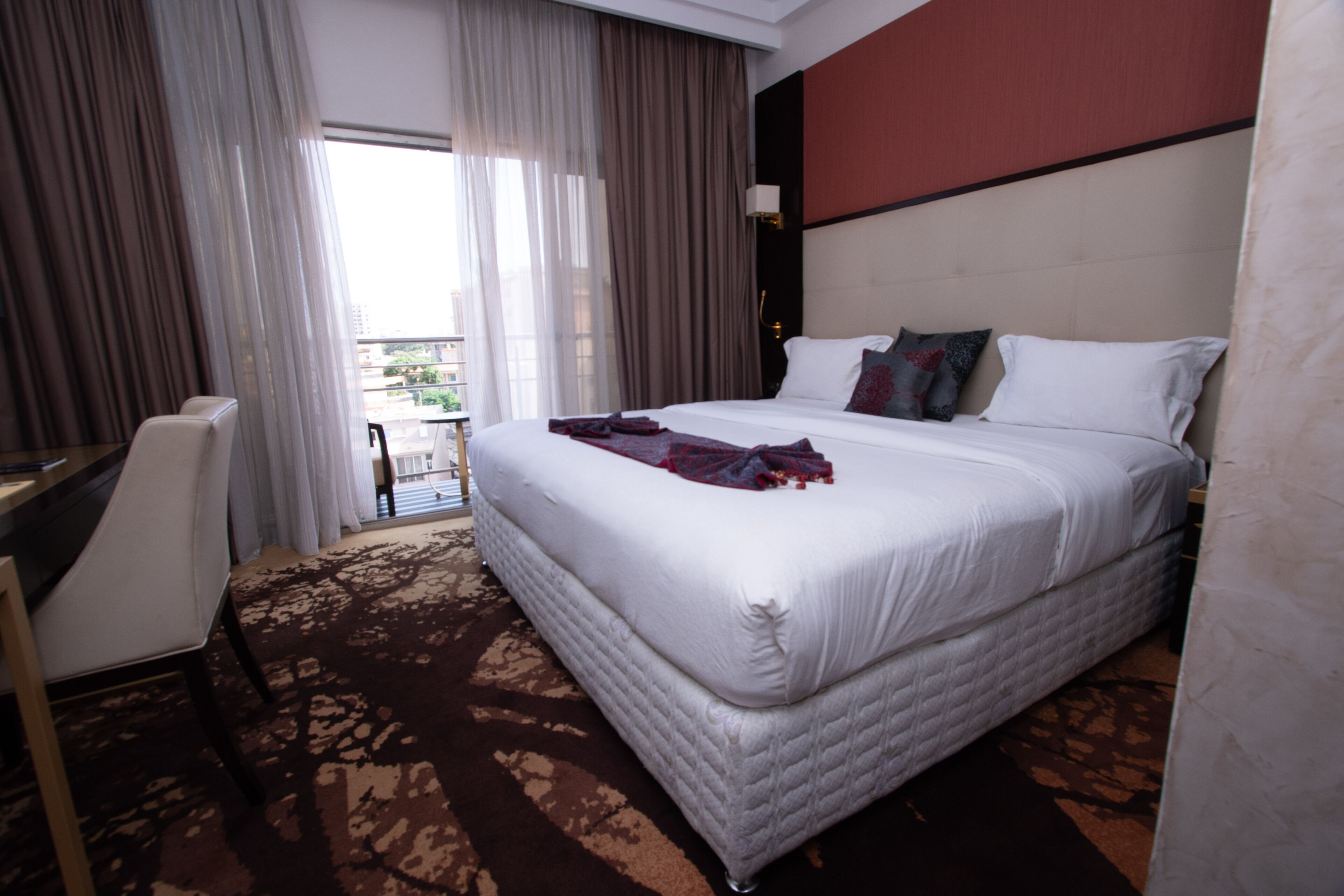 Minibar, coffres-forts dans les chambres, bureau, rideaux occultants