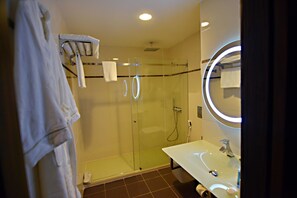 Douche, articles de toilette gratuits, sèche-cheveux, peignoirs