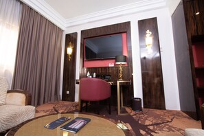 Junior-Suite | Minibar, Zimmersafe, Schreibtisch, Verdunkelungsvorhänge
