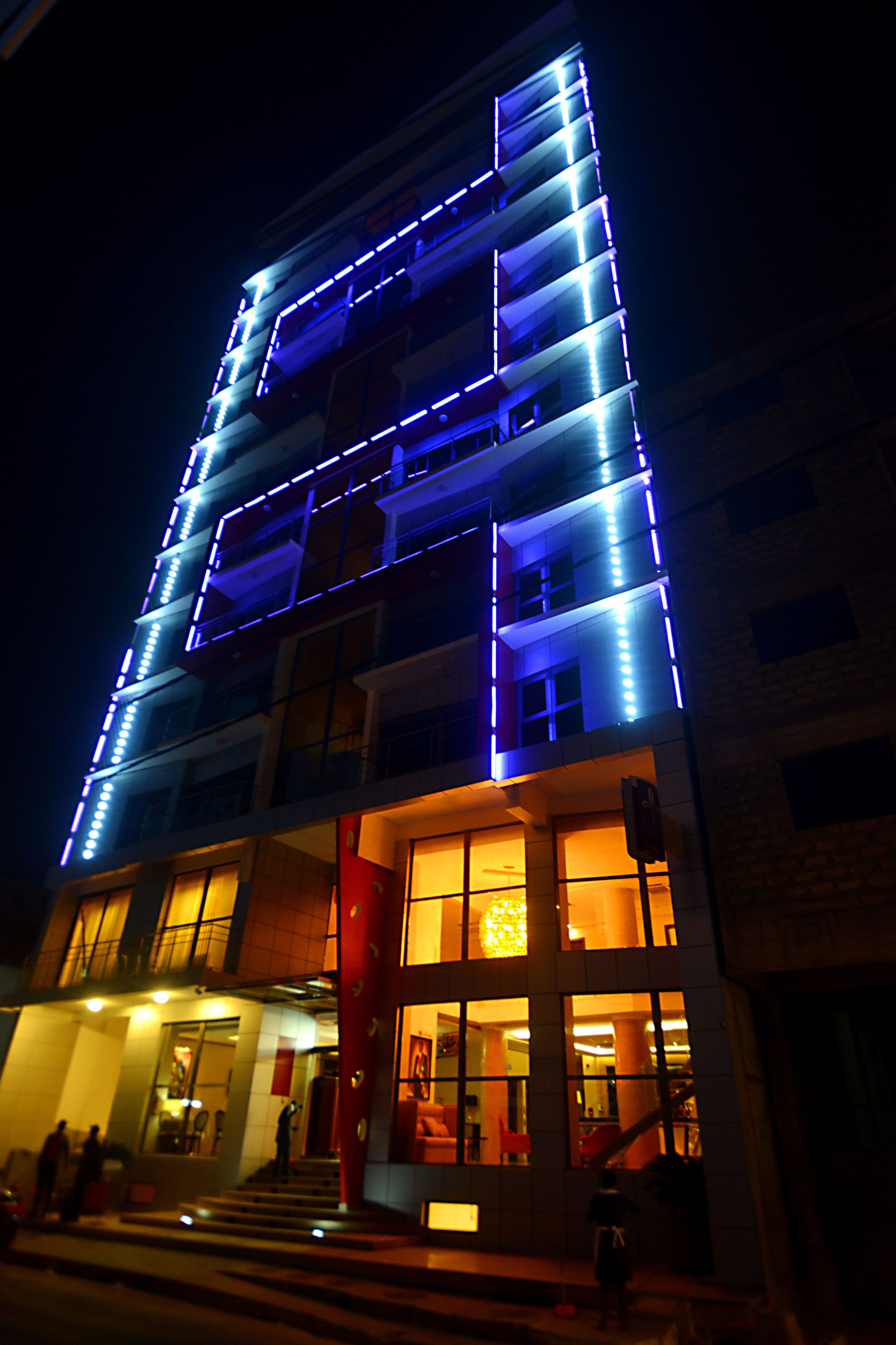 Una piscina al aire libre, sombrillas, sillones reclinables de piscina