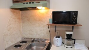 Deluxe Room, 2 Double Beds, Non Smoking, Kitchenette | Private kitchenette | Coffee/tea maker, fridge, microwave - The Inn Between the Beaches (York Beach)