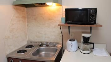 Deluxe Room, 2 Double Beds, Non Smoking, Kitchenette | Private kitchenette | Fridge, microwave, coffee/tea maker