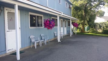 Deluxe Room, 2 Double Beds, Non Smoking, Kitchenette (Pet Friendly: Guests with a Pet Only) | Individually decorated, individually furnished, bed sheets