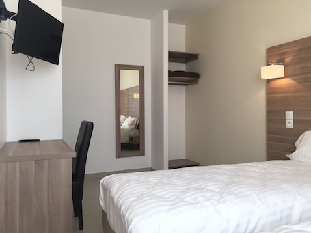 Desk, soundproofing, free wired Internet, wheelchair access. Le Logis Dauphinois