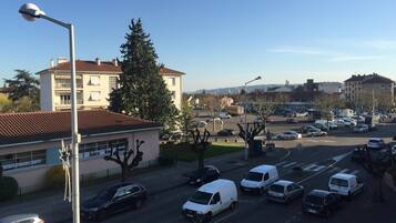A parking lot with several cars and a building in the background.