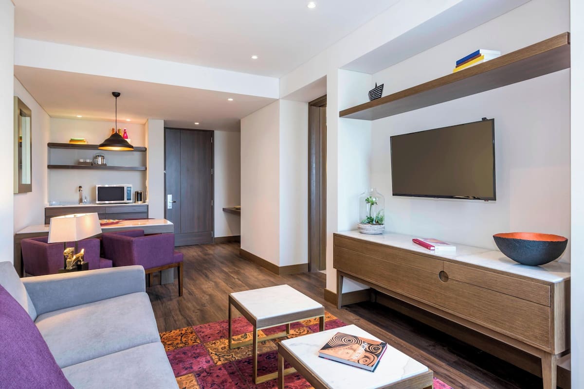 executive suite, 1 bedroom | living room | 42-inch lcd tv with cable channels, smart tv, ipod dock
