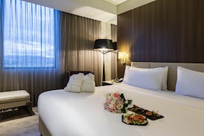 Executive Suite, 1 Bedroom | Egyptian cotton sheets, premium bedding, Select Comfort beds, minibar