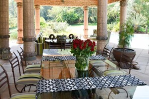 2 restaurantes; se sirven comidas