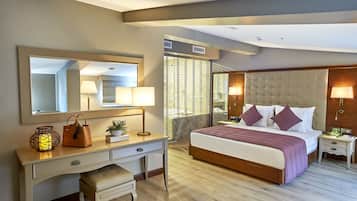 Penthouse King Suite With City View (Sauna & Hot Tub) | 高級寝具、ミニバー、セーフティボックス (室内)、デスク