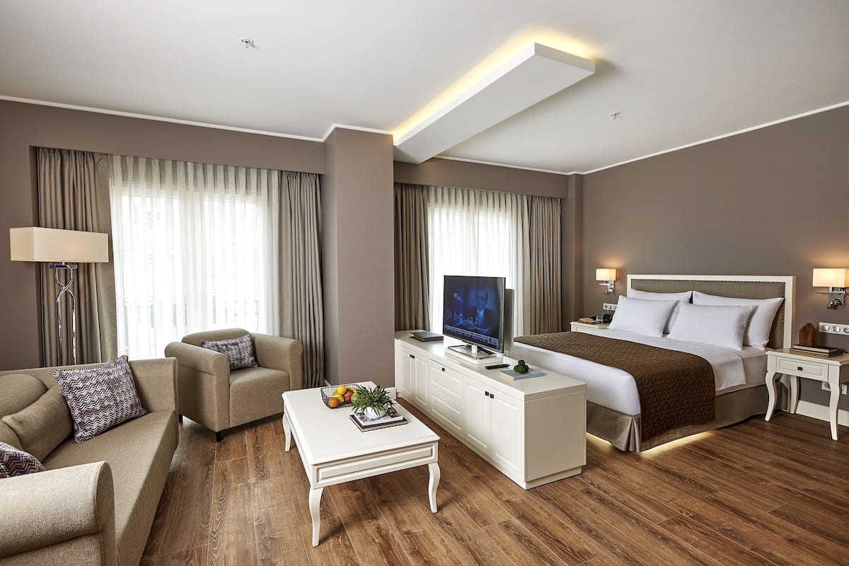 Peralatan tempat tidur premium, bar mini, peti besi dalam bilik, meja